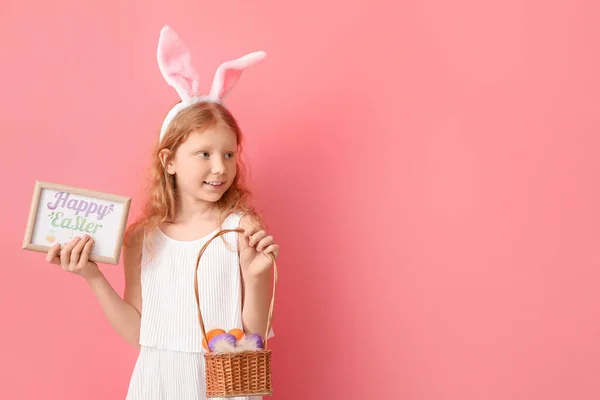可爱的小女孩 有小兔子耳朵 贺卡和彩色背景的复活节篮子 — 图库照片
