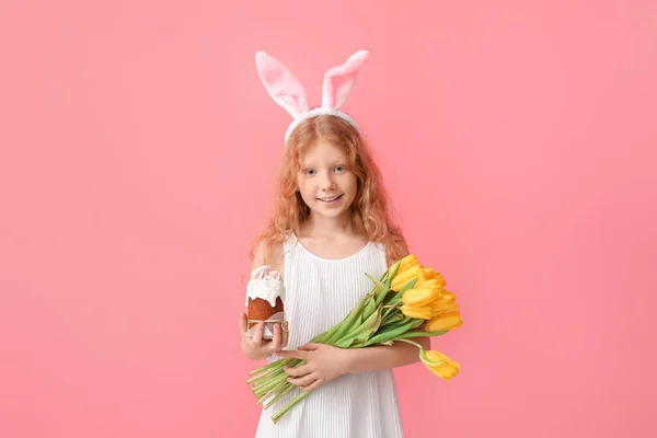 Aranyos Kislány Nyuszifül Virágok Húsvéti Torta Rózsaszín Háttér — Stock Fotó