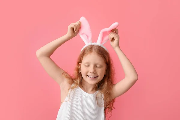 Renkli Arka Planda Tavşan Kulaklı Komik Kızıl Kız Paskalya Kutlaması — Stok fotoğraf