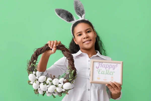 Nettes Afroamerikanisches Mädchen Mit Hasenohren Grußkarte Und Osterkranz Auf Farbigem — Stockfoto