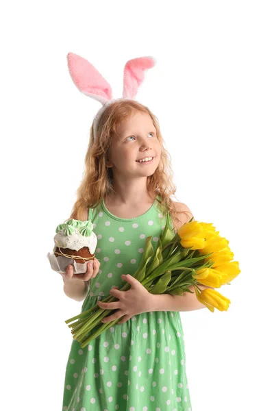 Lustiges Kleines Mädchen Mit Hasenohren Blumen Und Osterkuchen Auf Weißem — Stockfoto
