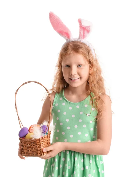 面白いです女の子とともにウサギの耳とイースターバスケット上の白い背景 — ストック写真