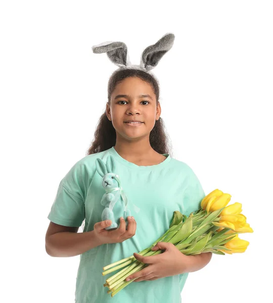 Schattig Afrikaans Amerikaans Meisje Met Konijnenoren Speelgoedkonijn Bloemen Witte Achtergrond — Stockfoto