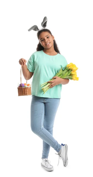 Nettes Afroamerikanisches Mädchen Mit Hasenohren Blumen Und Osterkorb Auf Weißem — Stockfoto