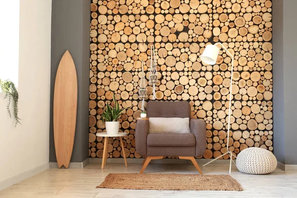Interieur Eines Modernen Wohnzimmers Mit Surfbrett Aus Holz Sessel Und — Stockfoto