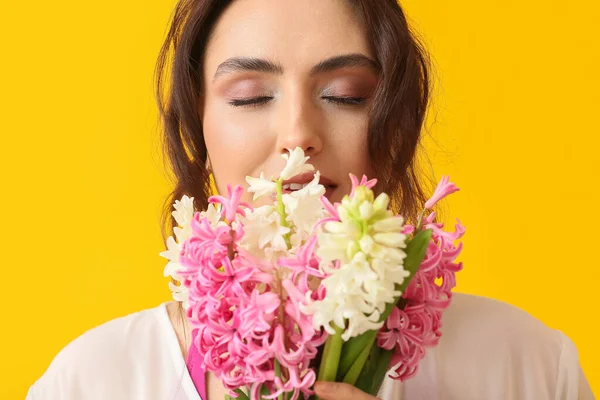 Söt Ung Kvinna Med Hyacint Blommor Gul Bakgrund — Stockfoto