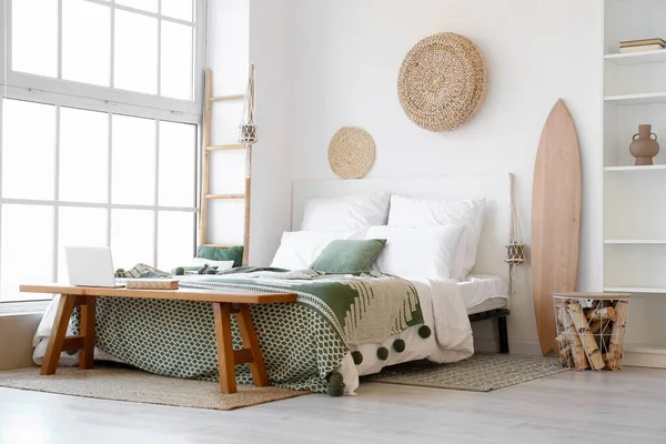 Interieur Van Lichte Slaapkamer Met Houten Surfplank Bank — Stockfoto