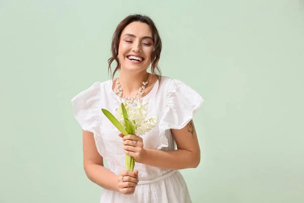 Mujer Joven Bonita Con Flores Jacinto Sobre Fondo Verde —  Fotos de Stock