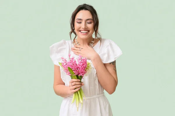Hübsche Junge Frau Mit Hyazinthenblüten Auf Grünem Hintergrund — Stockfoto