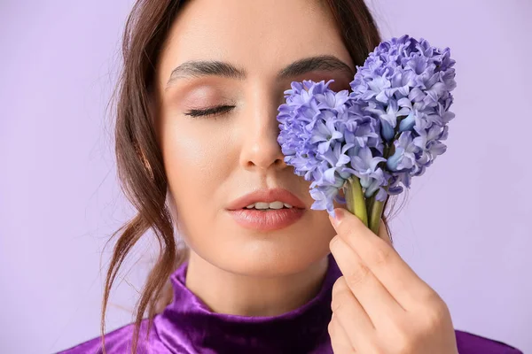 Ganska Ung Kvinna Med Hyacint Blommor Färg Bakgrund — Stockfoto