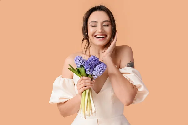 Jolie Jeune Femme Avec Des Fleurs Jacinthe Sur Fond Couleur — Photo