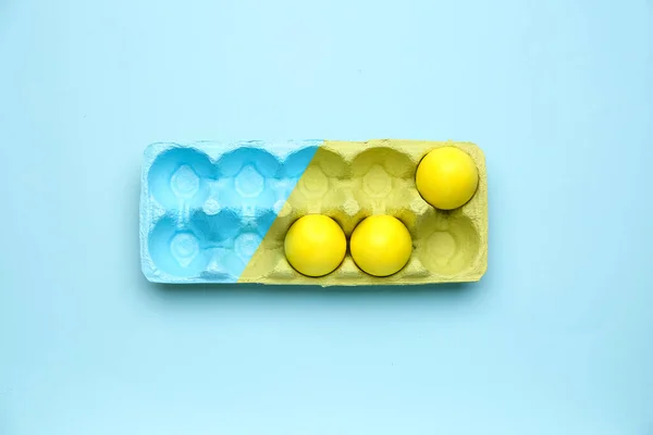Κάτοχος Βαμμένα Πασχαλινά Αυγά Στο Φόντο Χρώμα — Φωτογραφία Αρχείου
