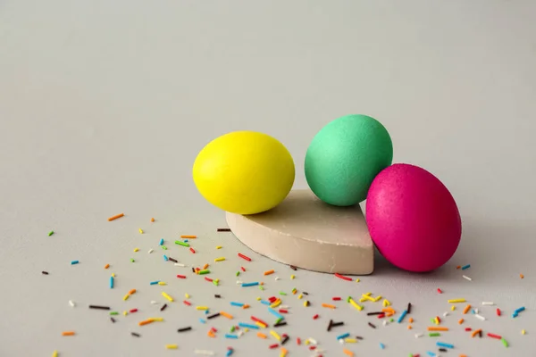 Paskalya Kutlaması Için Gri Arka Planda Boyanmış Yumurtalar — Stok fotoğraf
