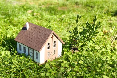 Yeşil çimenlikteki küçük kilise. Hıristiyanlık kavramı