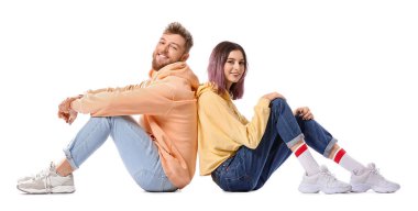 Beyaz arka planda kapüşonlu havalı genç çift