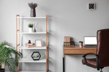 Modern işyeri ve raf ünitesi olan şık bir ofis.