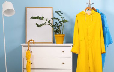 Modern koridorun içinde yağmurluk