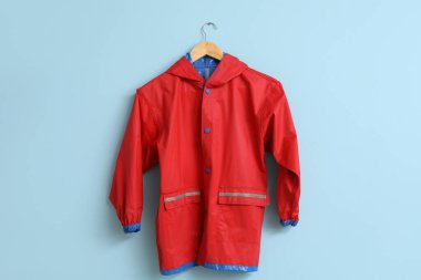 Mavi duvarda asılı çocuk yağmurluğu