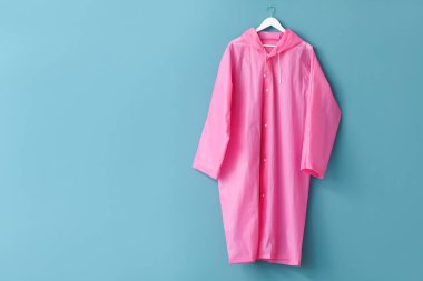 Mavi duvarda asılı yağmurluk