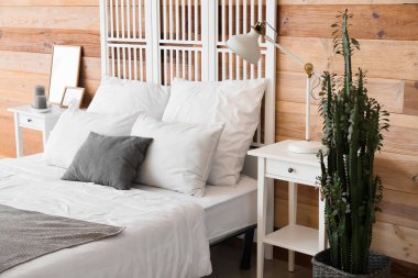 Ahşap duvarlı modern yatak odasının içi