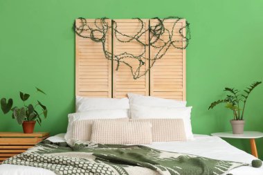 Yeşil duvar ile modern yatak odası iç