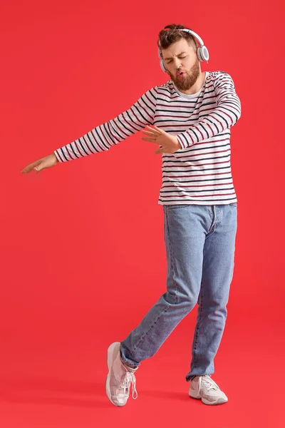 Renkli Arka Planda Müzik Dinleyen Havalı Dans Eden Genç Adam — Stok fotoğraf