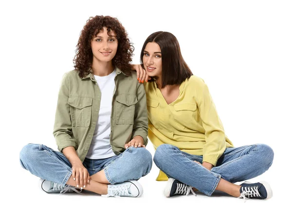 Hermanas Jóvenes Sentadas Sobre Fondo Blanco — Foto de Stock