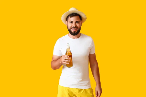 Jovem Chapéu Com Garrafa Cerveja Fundo Amarelo — Fotografia de Stock