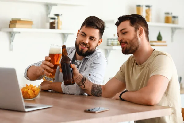 Male Friends Drinking Beer Table Kitchen — Stock Photo, Image