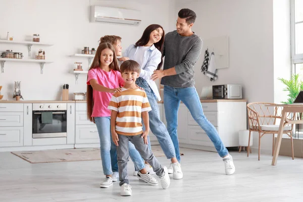 Mutfakta mutlu aile dansı