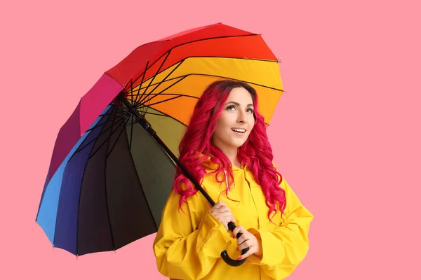 Yağmurluk Giymiş Arka Planda Şemsiyesi Olan Güzel Bir Kadın — Stok fotoğraf