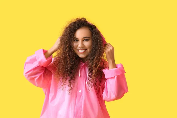 Lächelnde Junge Afroamerikanerin Rosa Regenmantel Auf Gelbem Hintergrund — Stockfoto