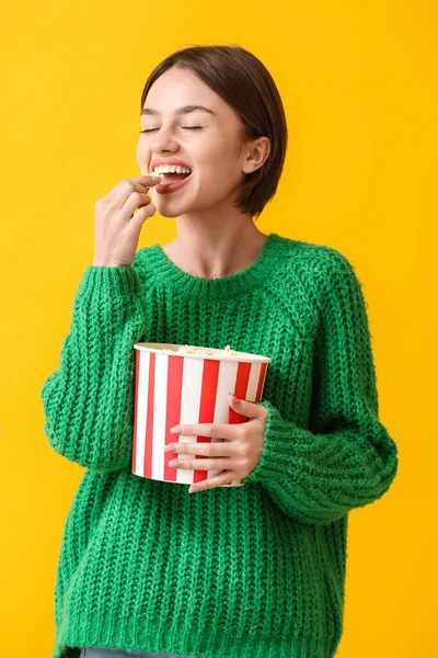 Bella Giovane Donna Con Secchio Popcorn Sfondo Colori — Foto Stock