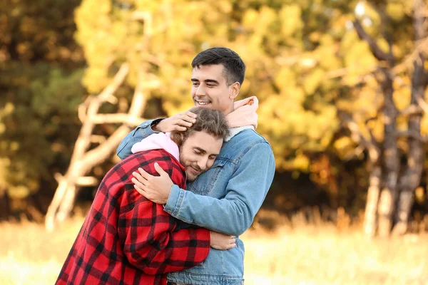 Heureux Gay Couple Câlins Dans Automne Parc — Photo