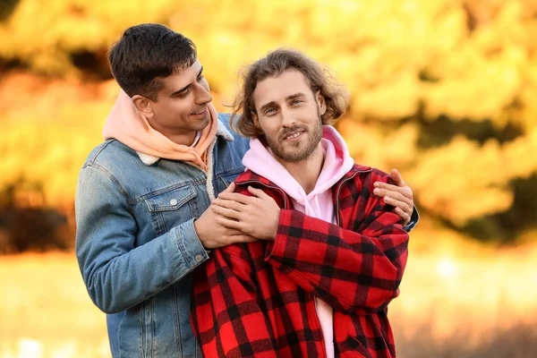 Heureux Gay Couple Dans Automne Parc — Photo