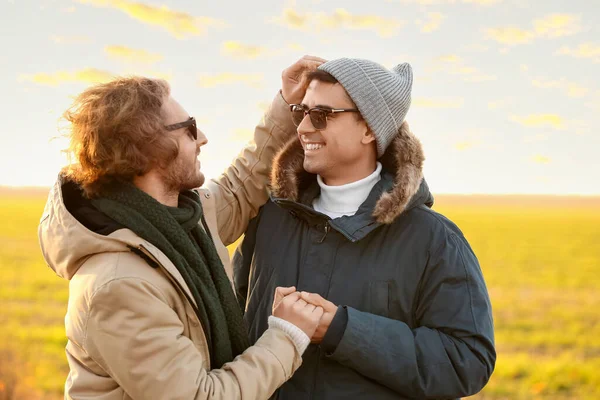 Gelukkig Gay Paar Herfst Veld — Stockfoto