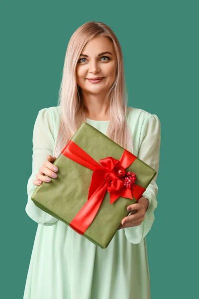 Beautiful Woman Gift Green Background — Stock Photo, Image
