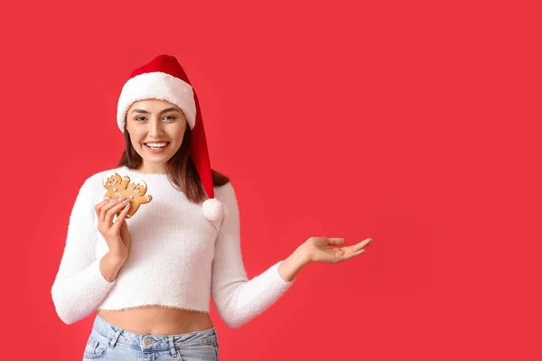 Mooie Jonge Vrouw Santa Hoed Met Peperkoek Koekjes Tonen Iets — Stockfoto