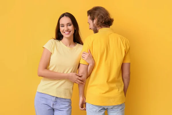 Pareja Joven Con Elegantes Camisetas Sobre Fondo Amarillo — Foto de Stock