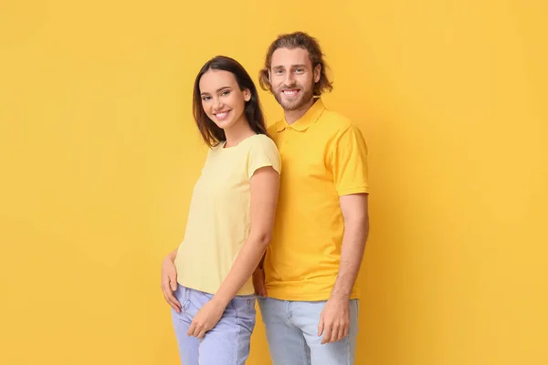 Jovem Casal Camisetas Elegantes Fundo Amarelo — Fotografia de Stock