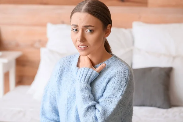 Ill Young Woman Sore Throat Home — Stock Photo, Image