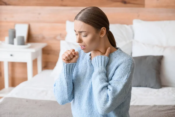 Mal Tosse Giovane Donna Con Mal Gola Casa — Foto Stock