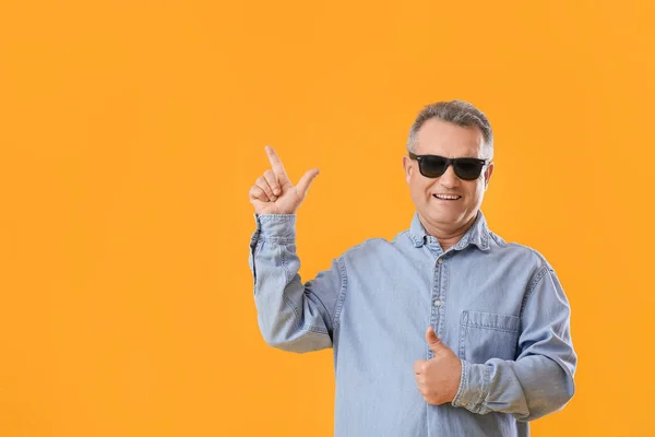 Senior Man Sunglasses Showing Thumb Pointing Something Yellow Background — Stock Photo, Image