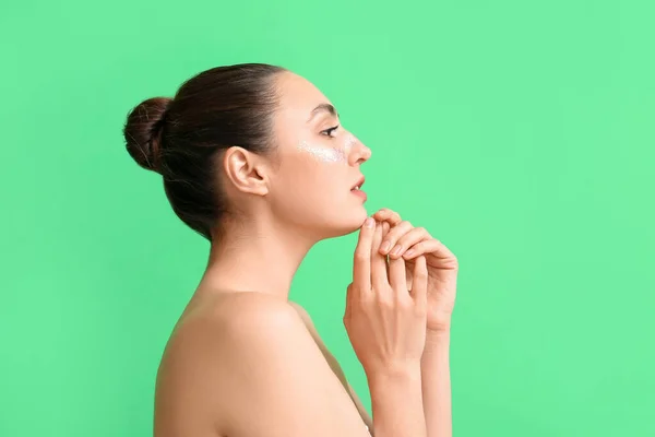 Kobieta Kreatywnym Makijażem Zielonym Tle — Zdjęcie stockowe