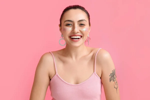 Szczęśliwa Kobieta Kreatywnym Makijażem Stylową Biżuterią Różowym Tle — Zdjęcie stockowe