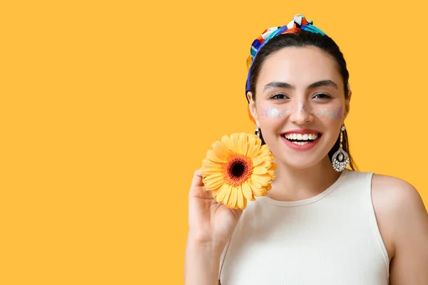 Yaratıcı Makyajlı Gülümseyen Kadın Şık Mücevherler Sarı Arka Planda Gerbera — Stok fotoğraf
