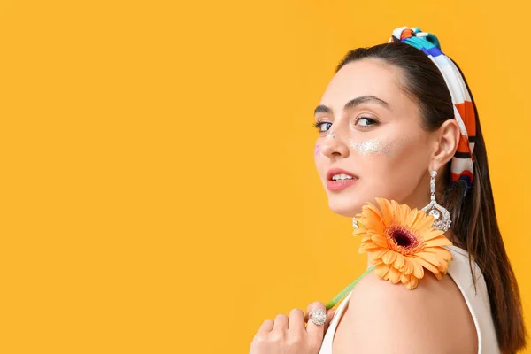 Woman Creative Makeup Stylish Jewelry Gerbera Flower Yellow Background — Stock Photo, Image