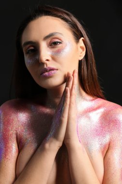 Yüzünde ve vücudunda simler olan güzel genç bir kadın.