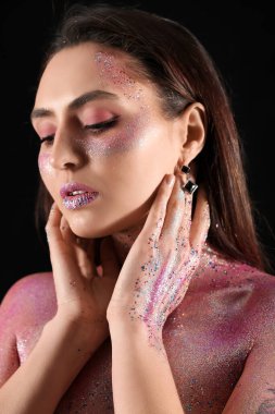 Yüzünde ve vücudunda simler olan güzel genç bir kadın.