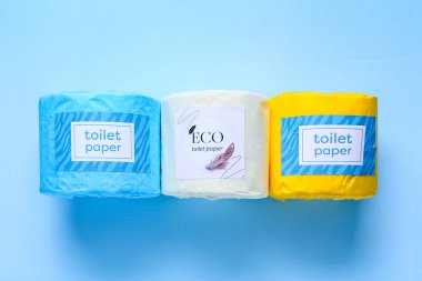 Mavi arka planda tuvalet kağıdı ruloları